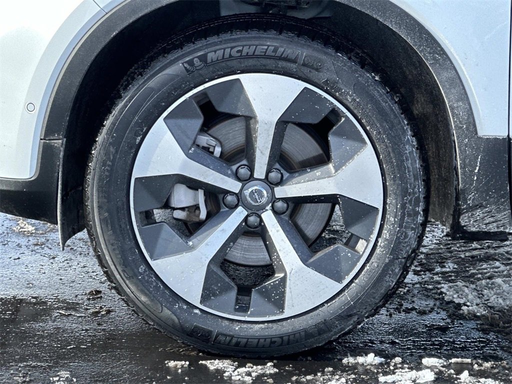 Used 2025 Volvo XC40 B5 Plus image 9