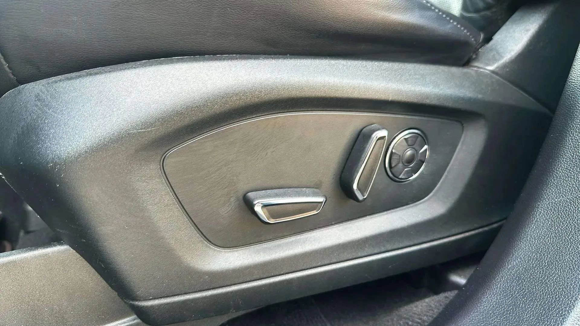 Used 2020 Ford Explorer Platinum w/ Premium Technology Package image 17