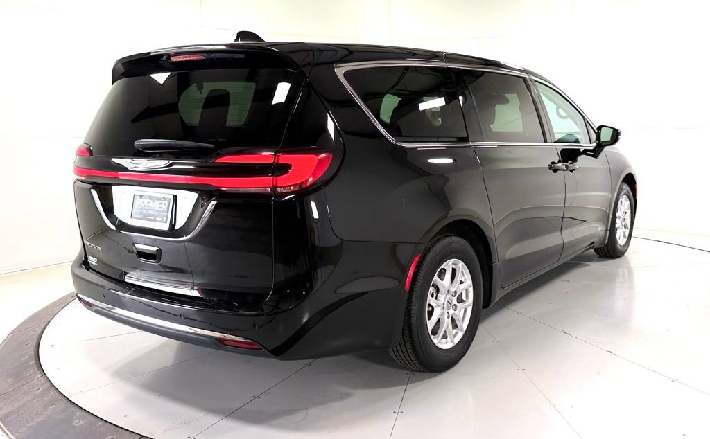 Used 2024 Chrysler Pacifica Touring-L FWD image 4