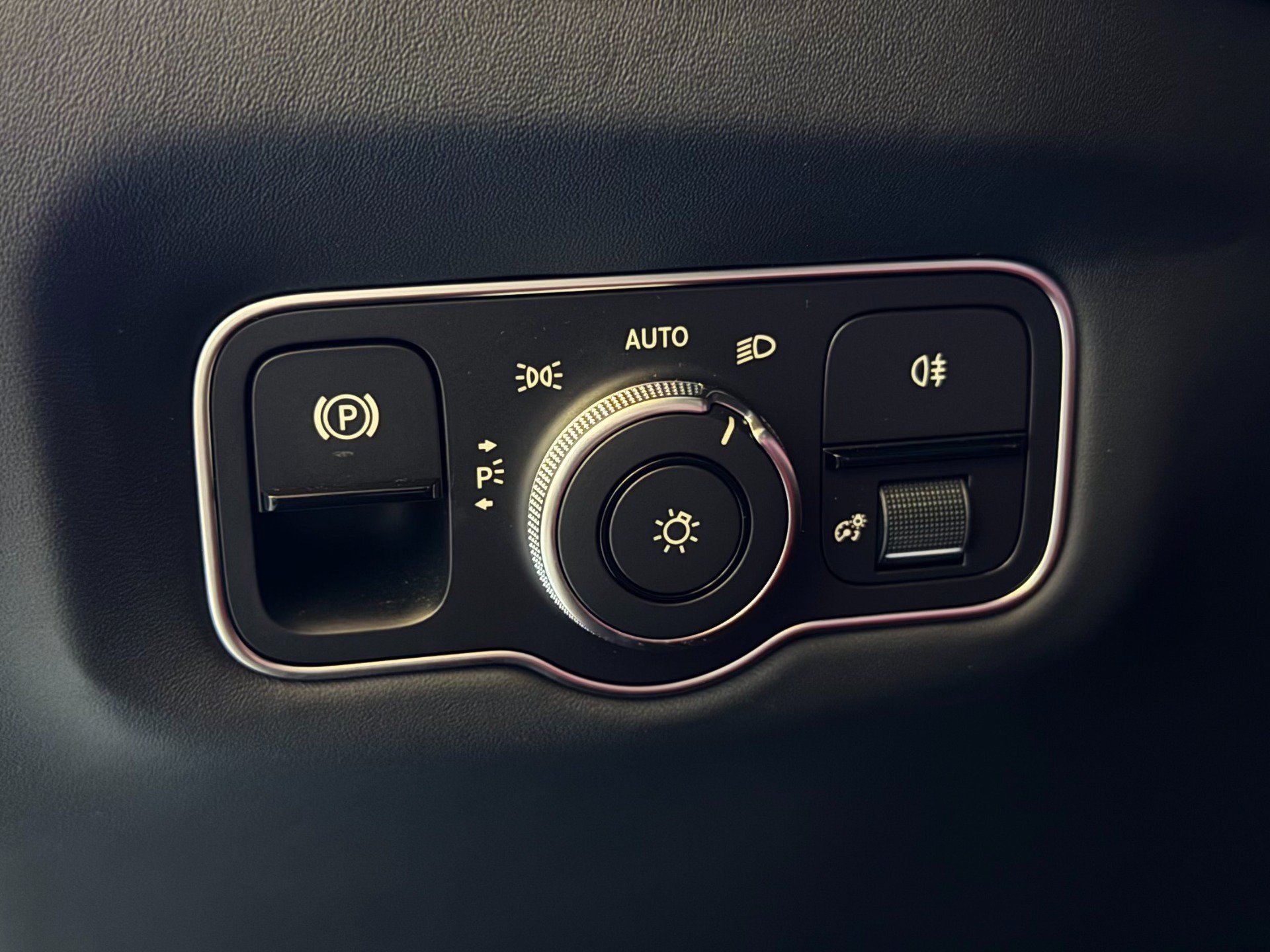 Used 2023 Aston Martin V8 Vantage Roadster RWD image 29
