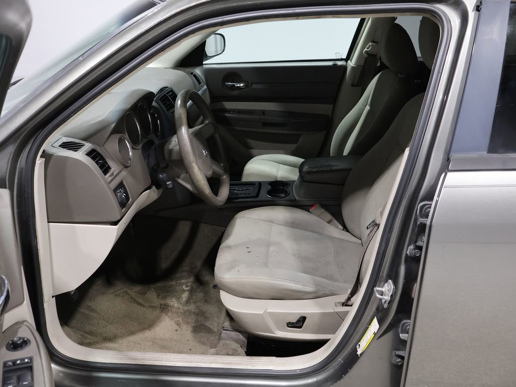 Used 2008 Dodge Magnum SE image 2