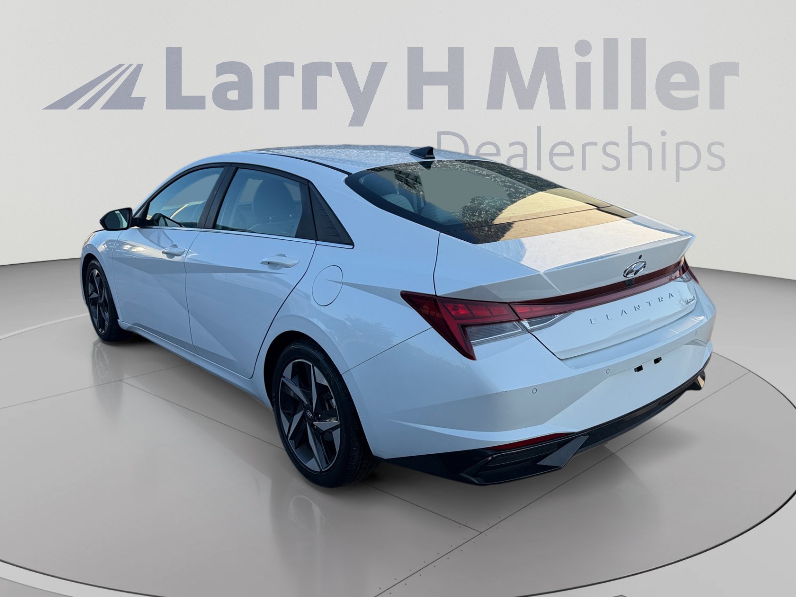 Used 2021 Hyundai Elantra Limited w/ Cargo Package FWD image 3