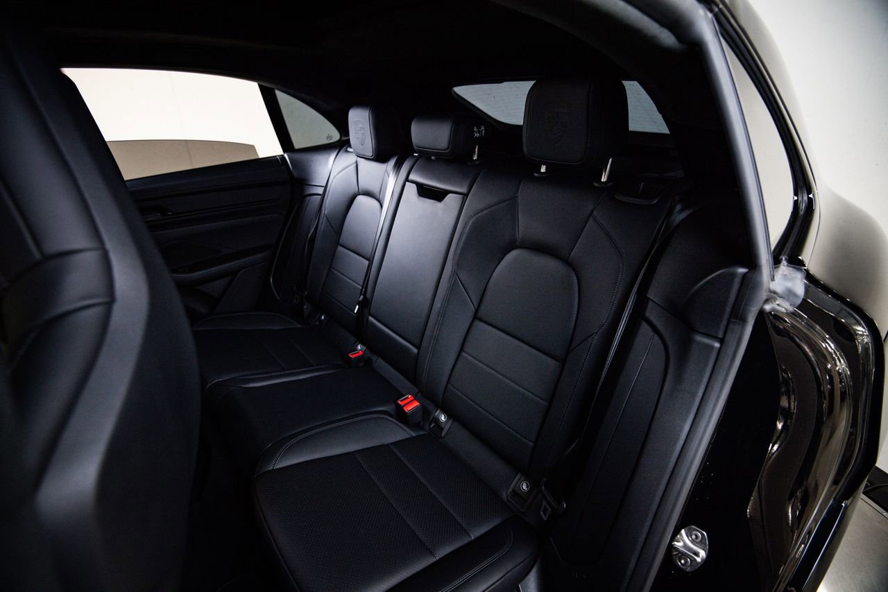 Certified 2025 Porsche Macan Turbo Electric AWD/4WD image 25