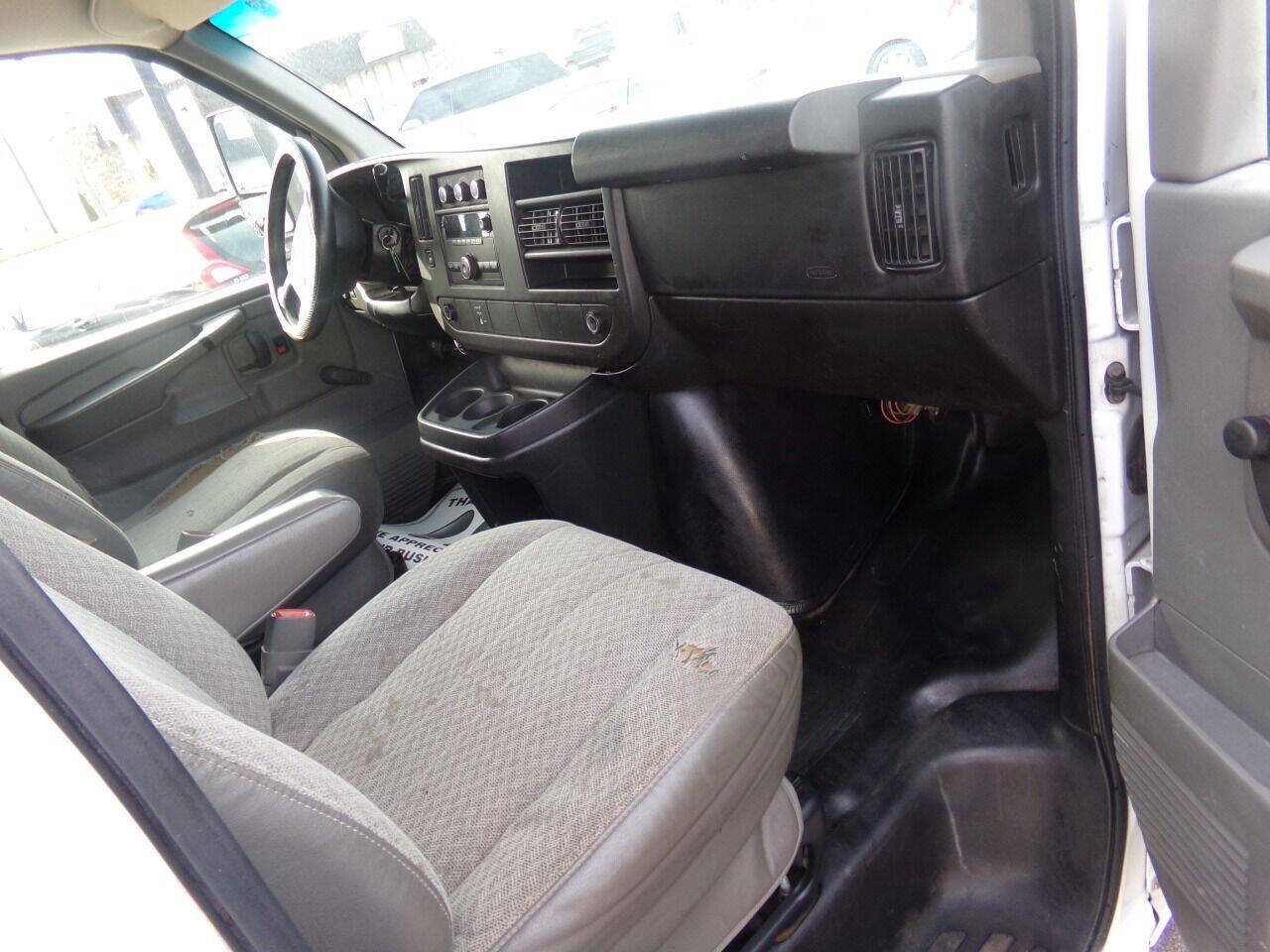 Used 2009 Chevrolet Express 3500 RWD image 19