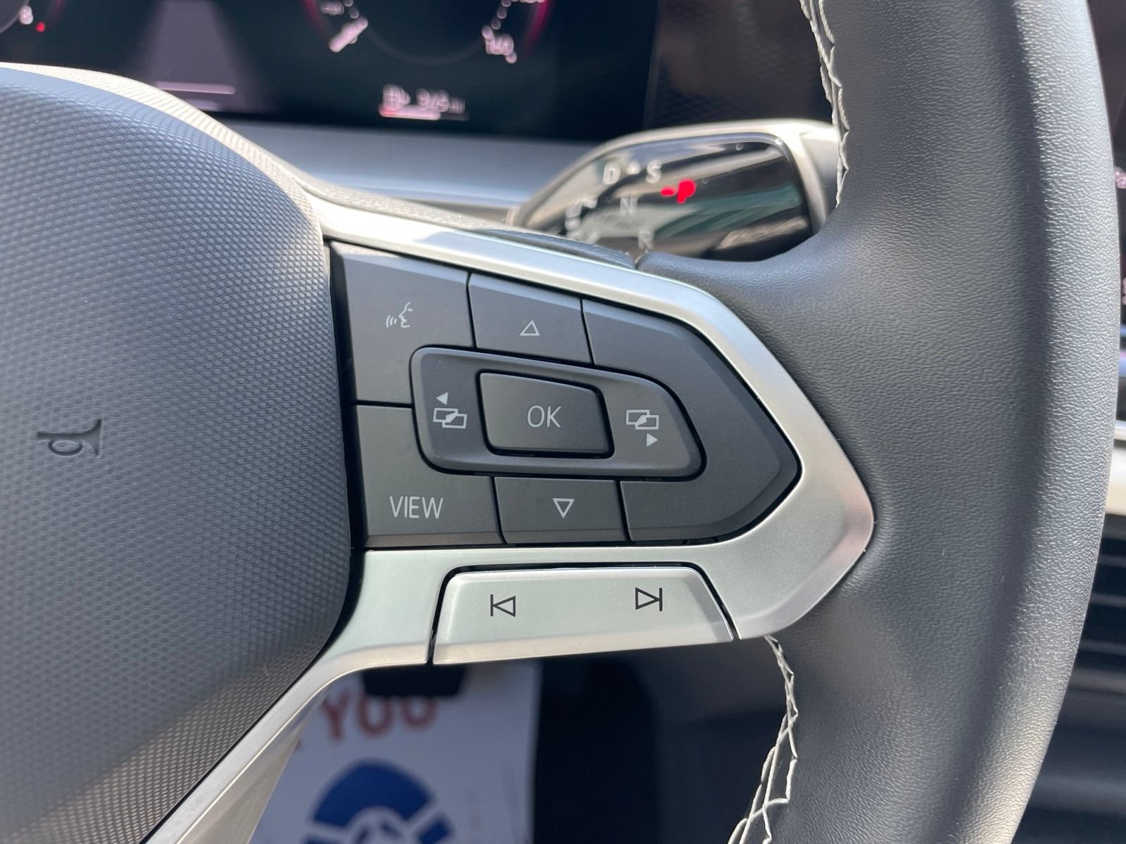 Certified 2025 Volkswagen Tiguan SE FWD image 30