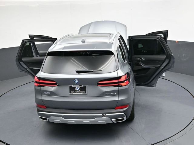 New 2026 BMW X5 xDrive50e w/ Climate Comfort Package image 40