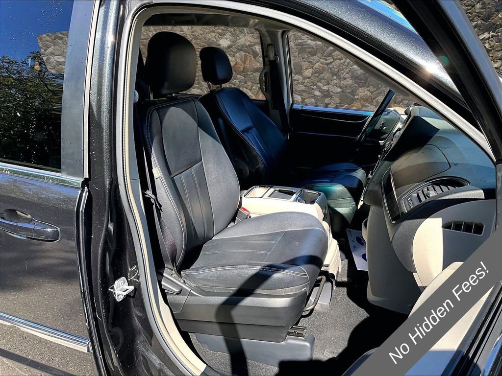 Used 2015 Chrysler Town & Country Touring FWD image 7