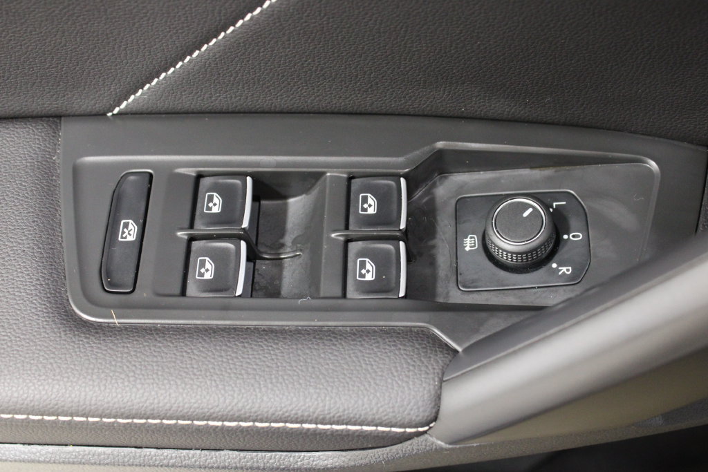 Used 2024 Volkswagen Tiguan SE w/ Panoramic Sunroof Package FWD image 17