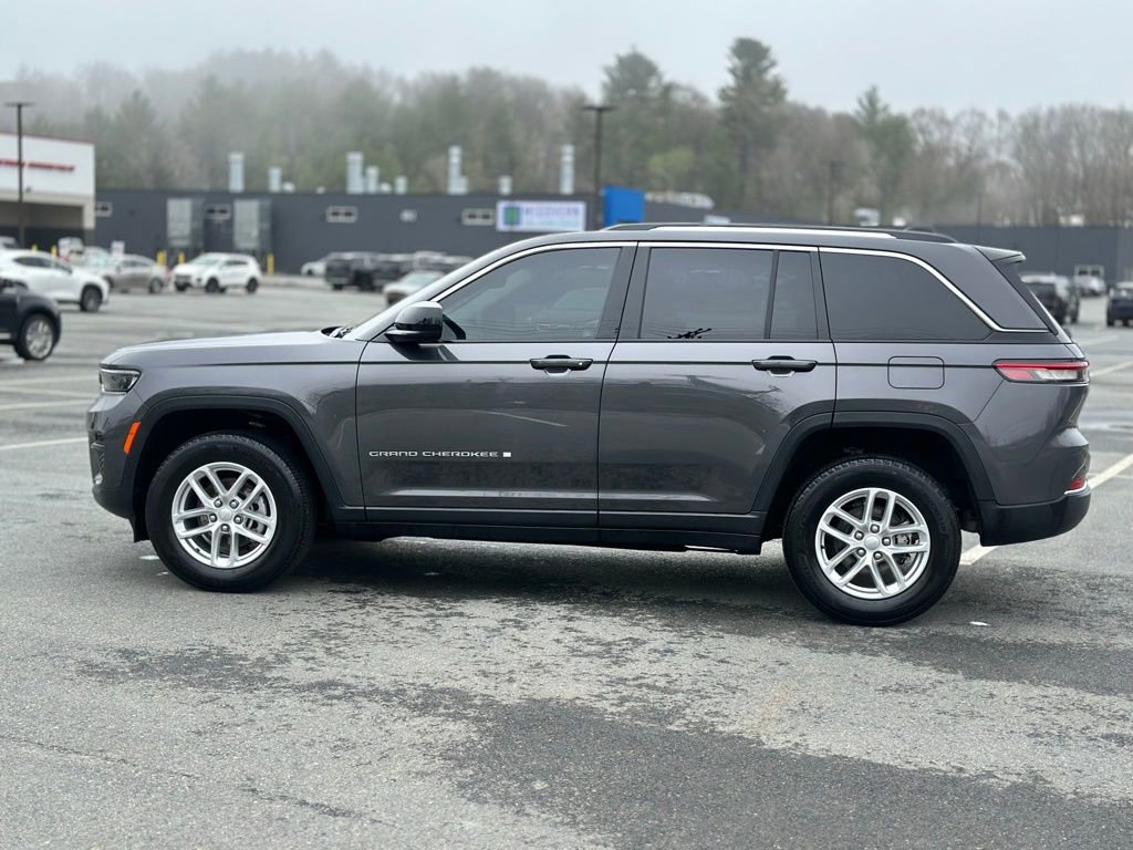 Used 2024 Jeep Grand Cherokee Laredo X image 3