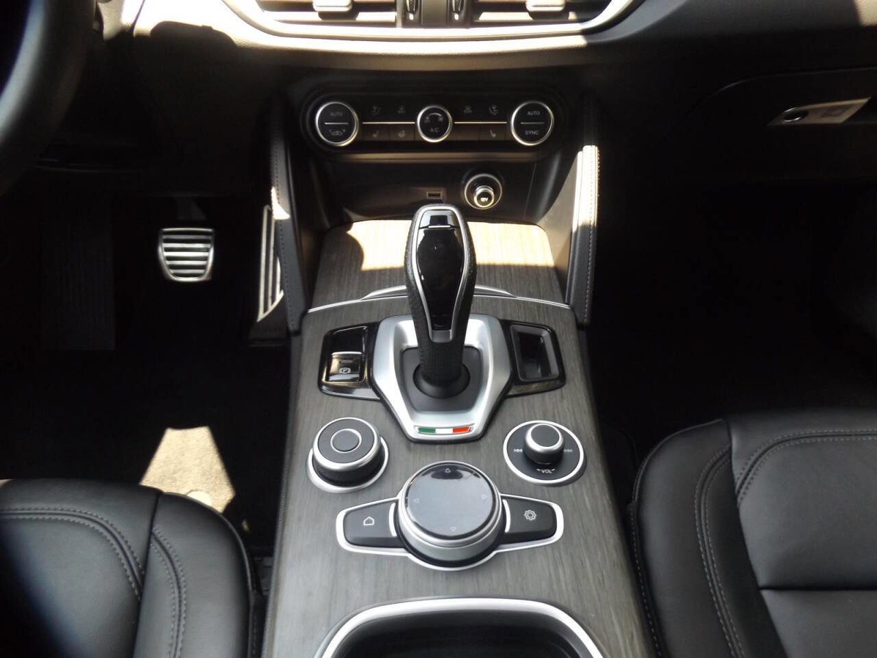 Used 2023 Alfa Romeo Stelvio Ti image 15