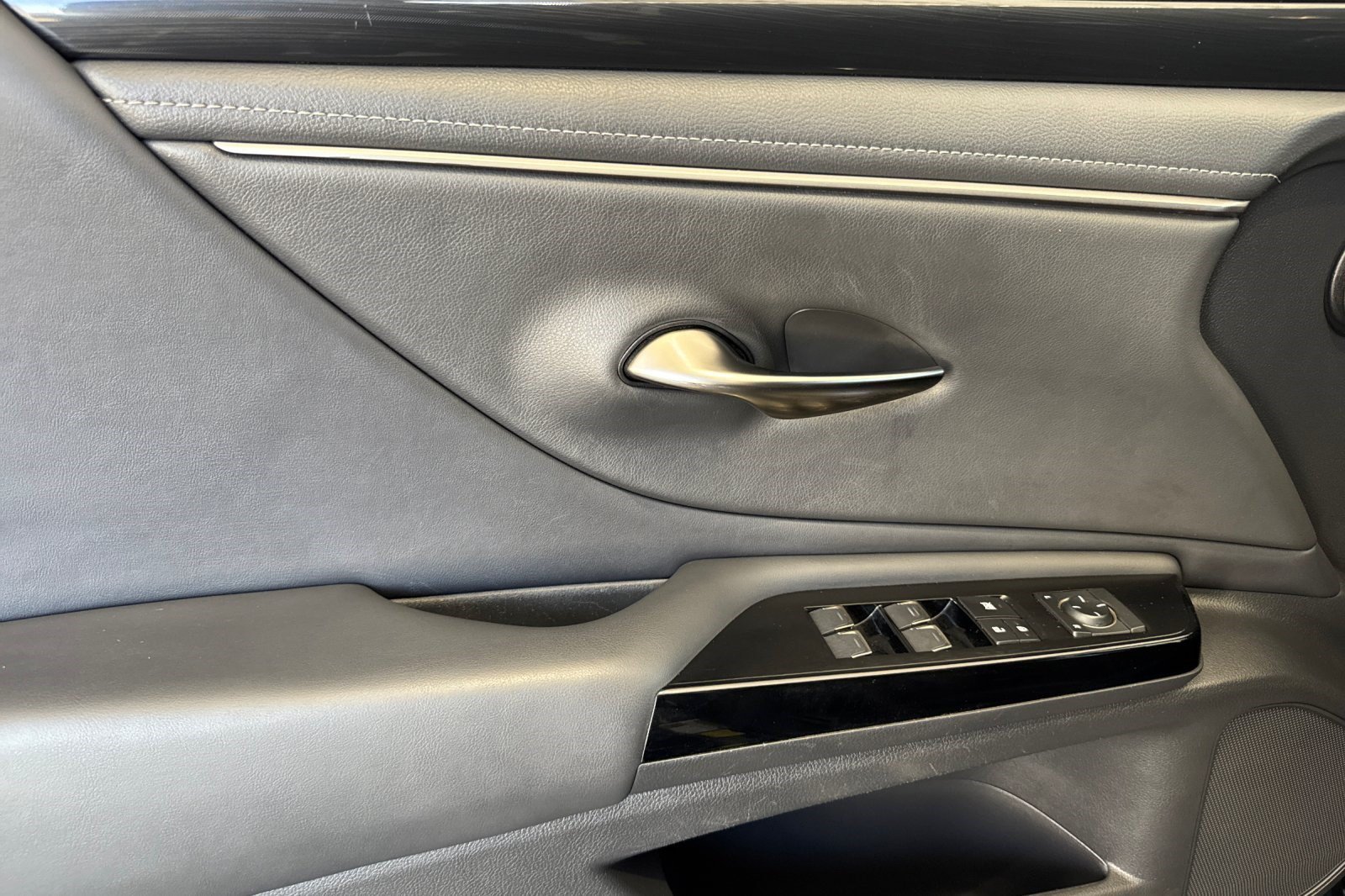 Used 2024 Lexus ES 350 w/ Accessory Package (Z1) FWD image 12