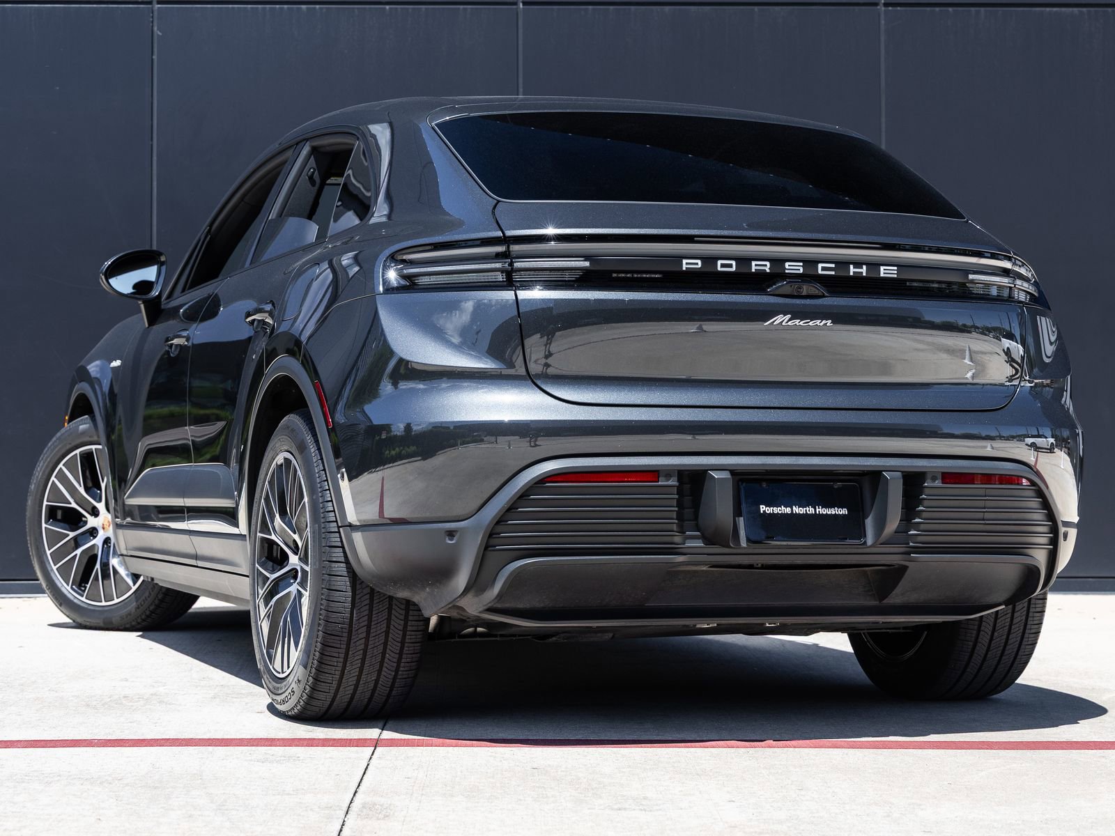 Certified 2025 Porsche Macan Electric image 3
