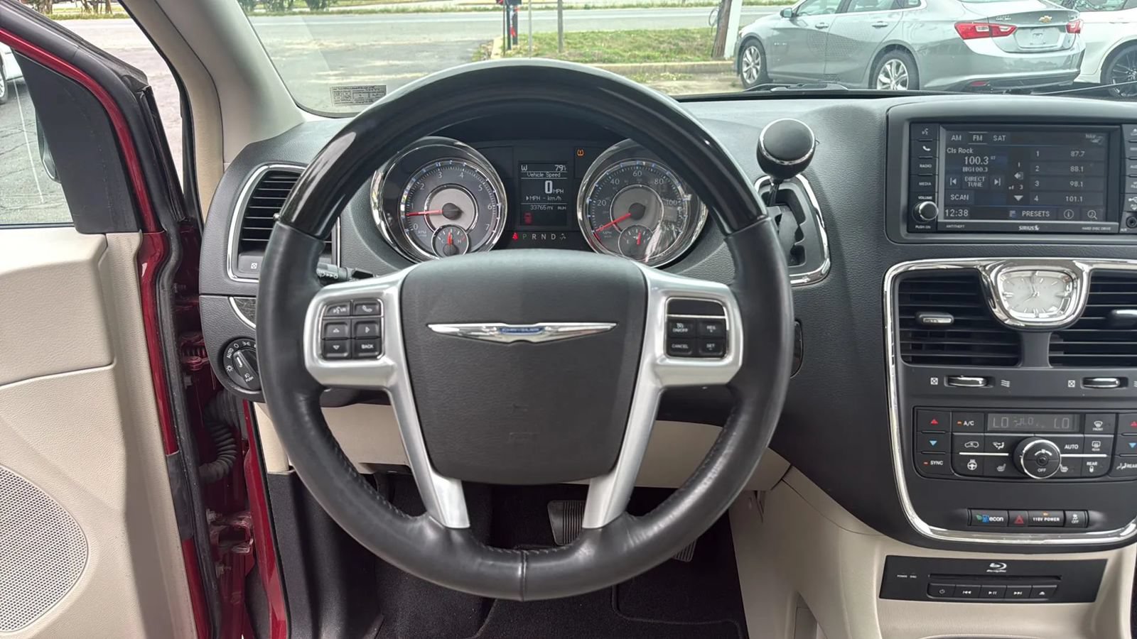 Used 2014 Chrysler Town & Country Limited w/ Luxury Group FWD image 12