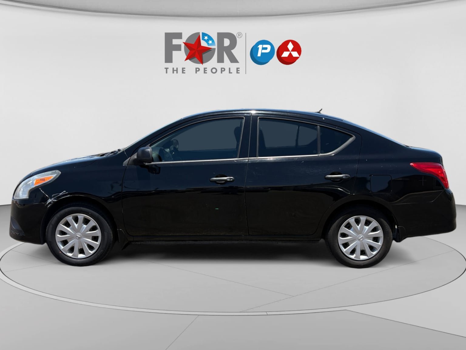 Used 2015 Nissan Versa S FWD image 2