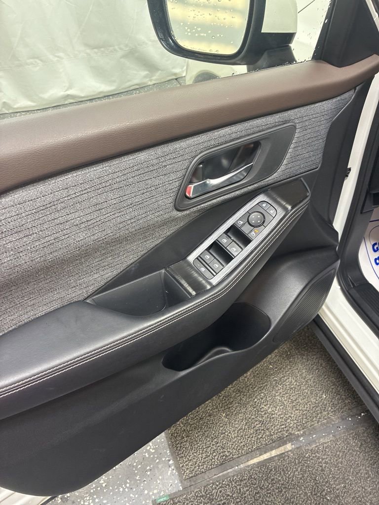 Used 2023 Nissan Rogue SV image 12