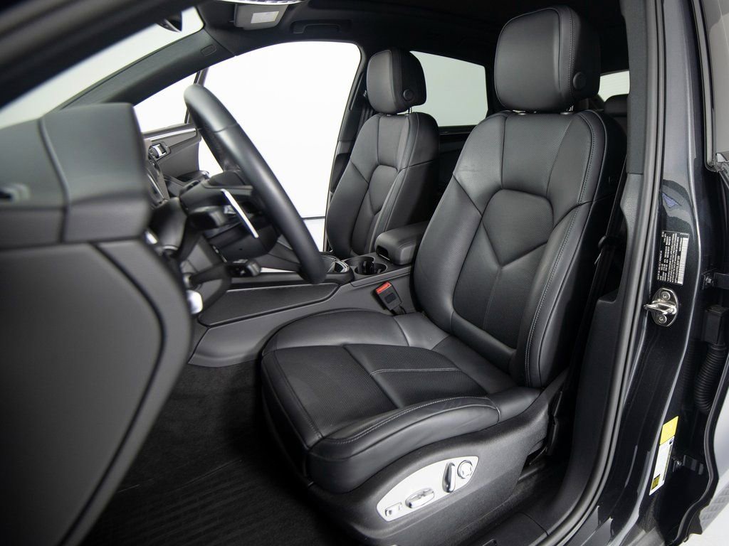 Certified 2025 Porsche Macan image 16