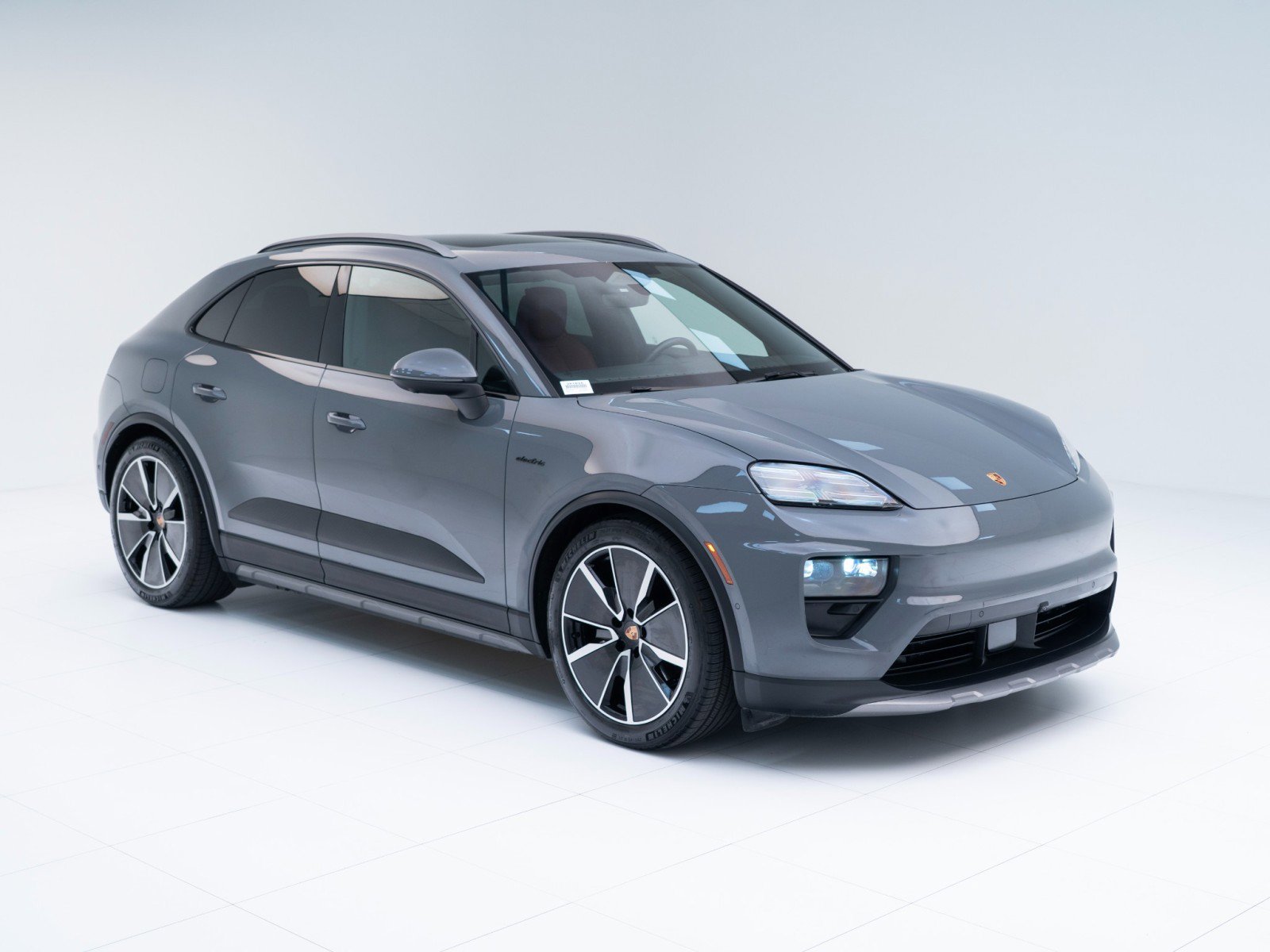 Certified 2025 Porsche Macan Electric image 7