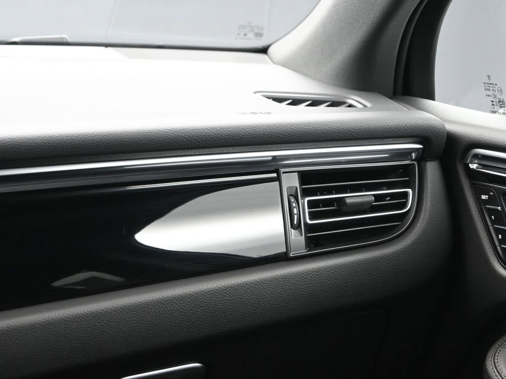Certified 2025 Porsche Macan AWD/4WD image 23