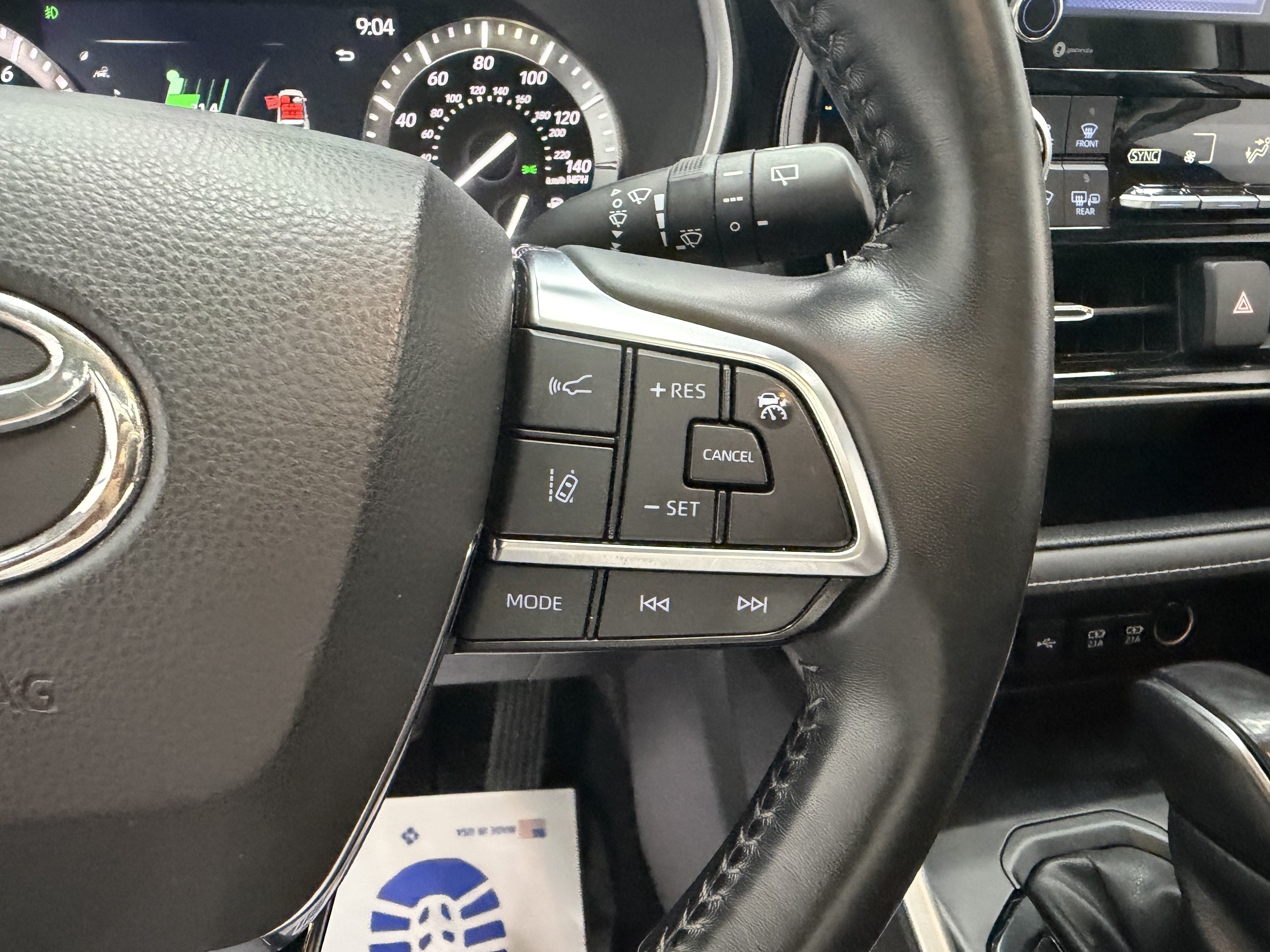 Used 2020 Toyota Highlander XLE AWD/4WD image 19