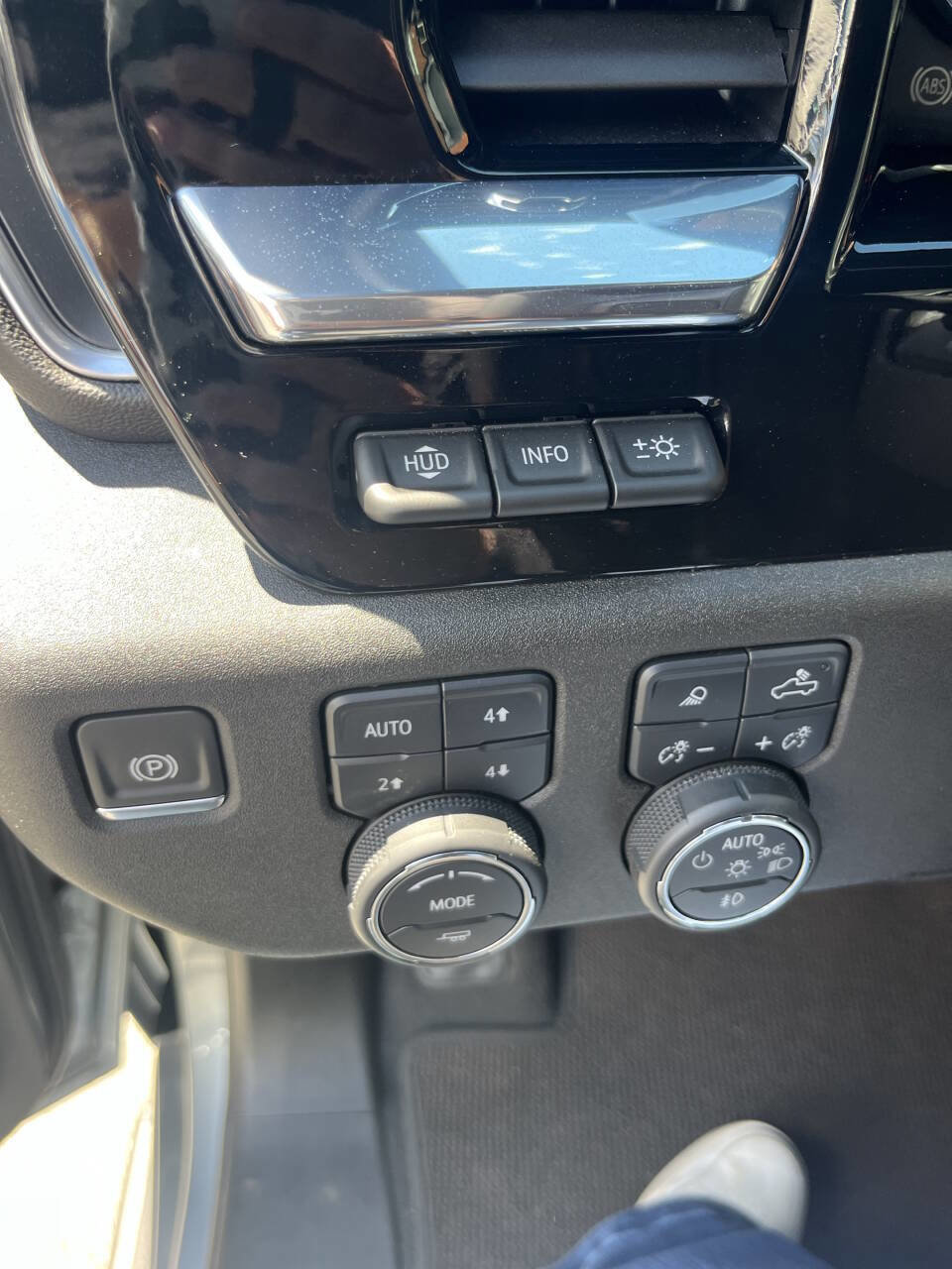 Used 2024 Chevrolet Silverado 2500 High Country w/ High Country Premium Package image 17