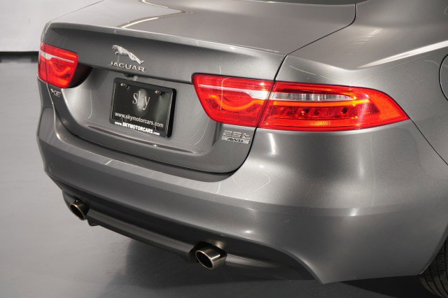 Used 2018 Jaguar XE Premium AWD/4WD image 11