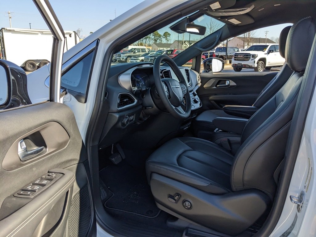 New 2026 Chrysler Voyager LX image 34