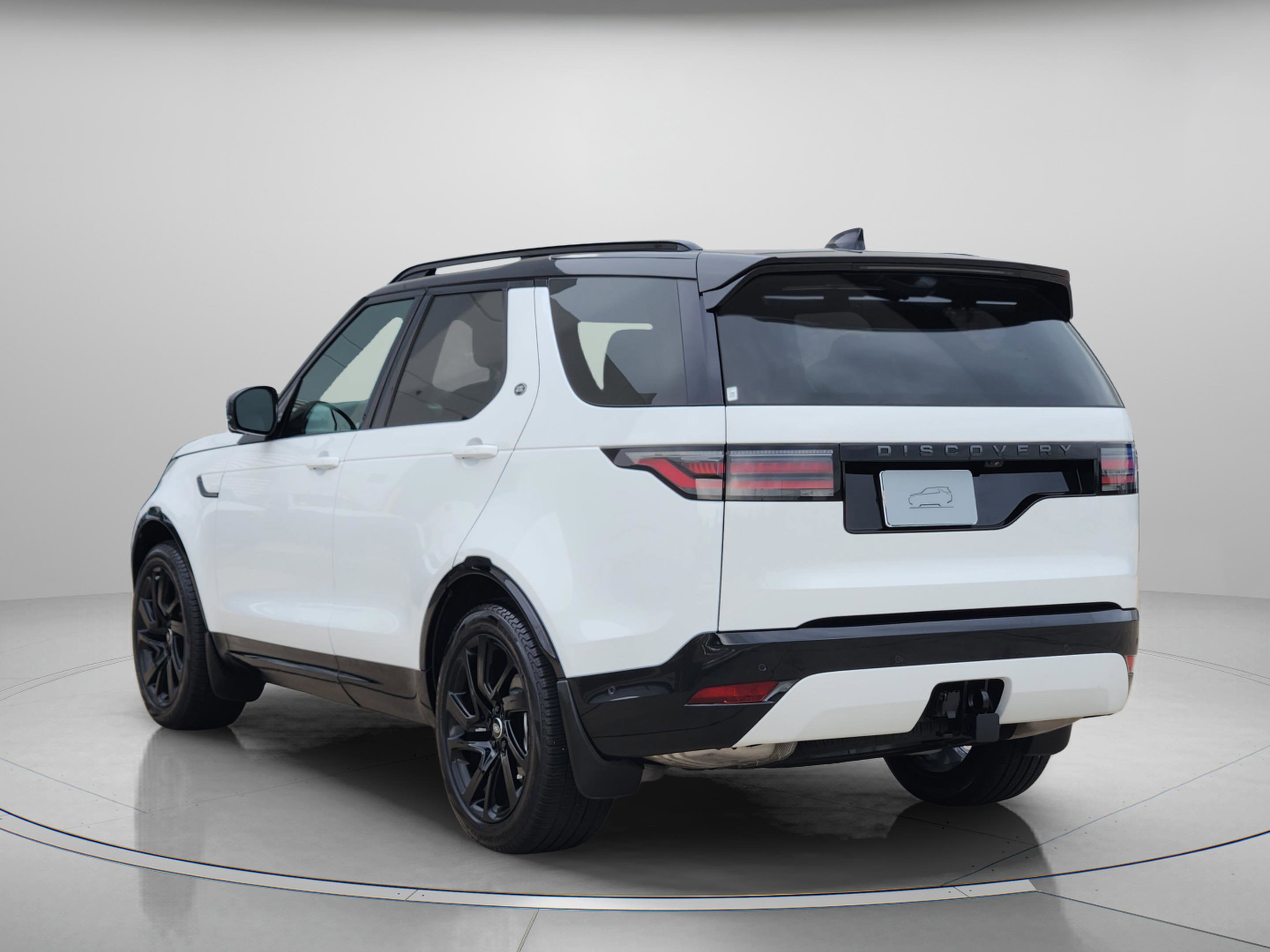 Used 2025 Land Rover Discovery Dynamic SE AWD/4WD image 3