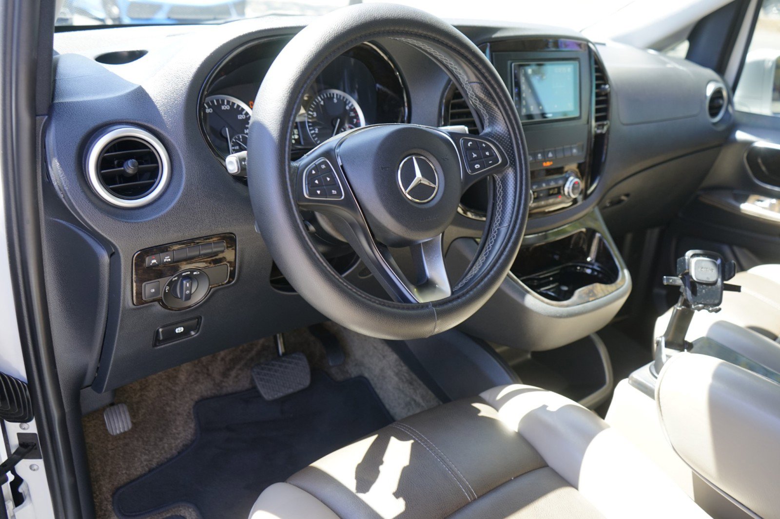 Used 2018 Mercedes-Benz Metris Passenger image 18