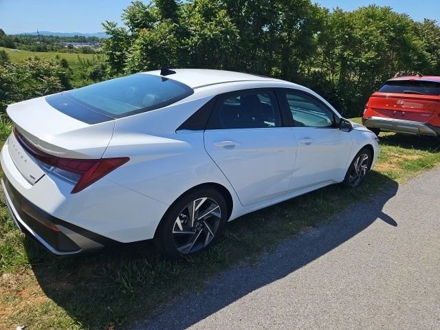 Used 2025 Hyundai Elantra Limited FWD image 4