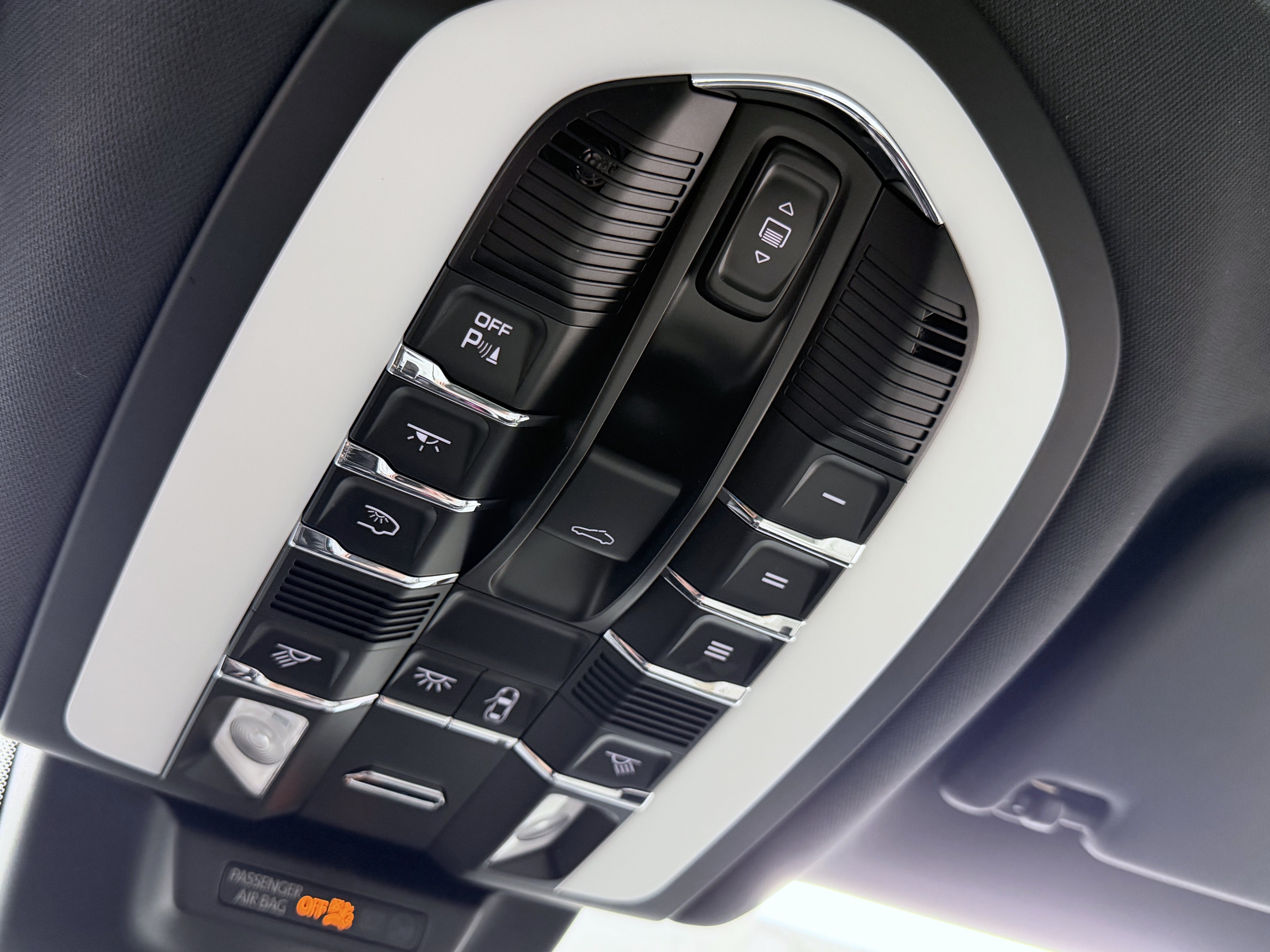 Certified 2023 Porsche Macan Turbo AWD/4WD image 38