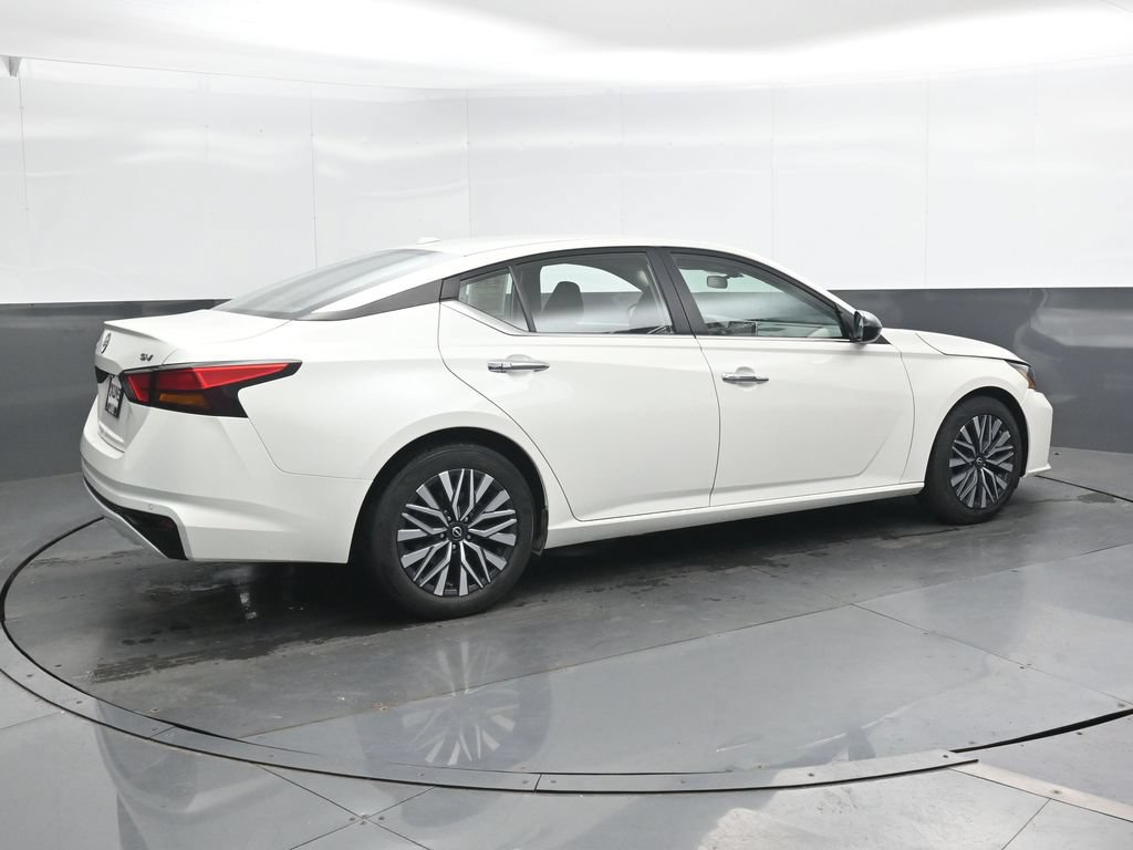 Used 2024 Nissan Altima 2.5 SV FWD image 2