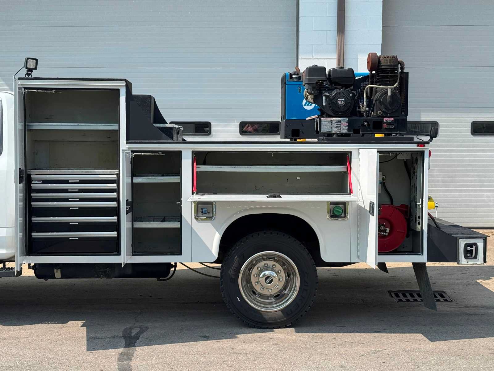 Used 2017 Ford F550 4x4 Regular Cab Super Duty image 8