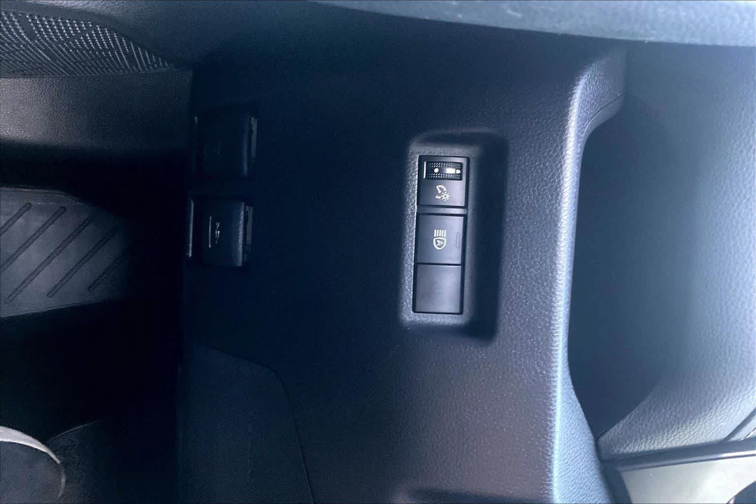 Used 2019 Toyota RAV4 LE FWD image 31