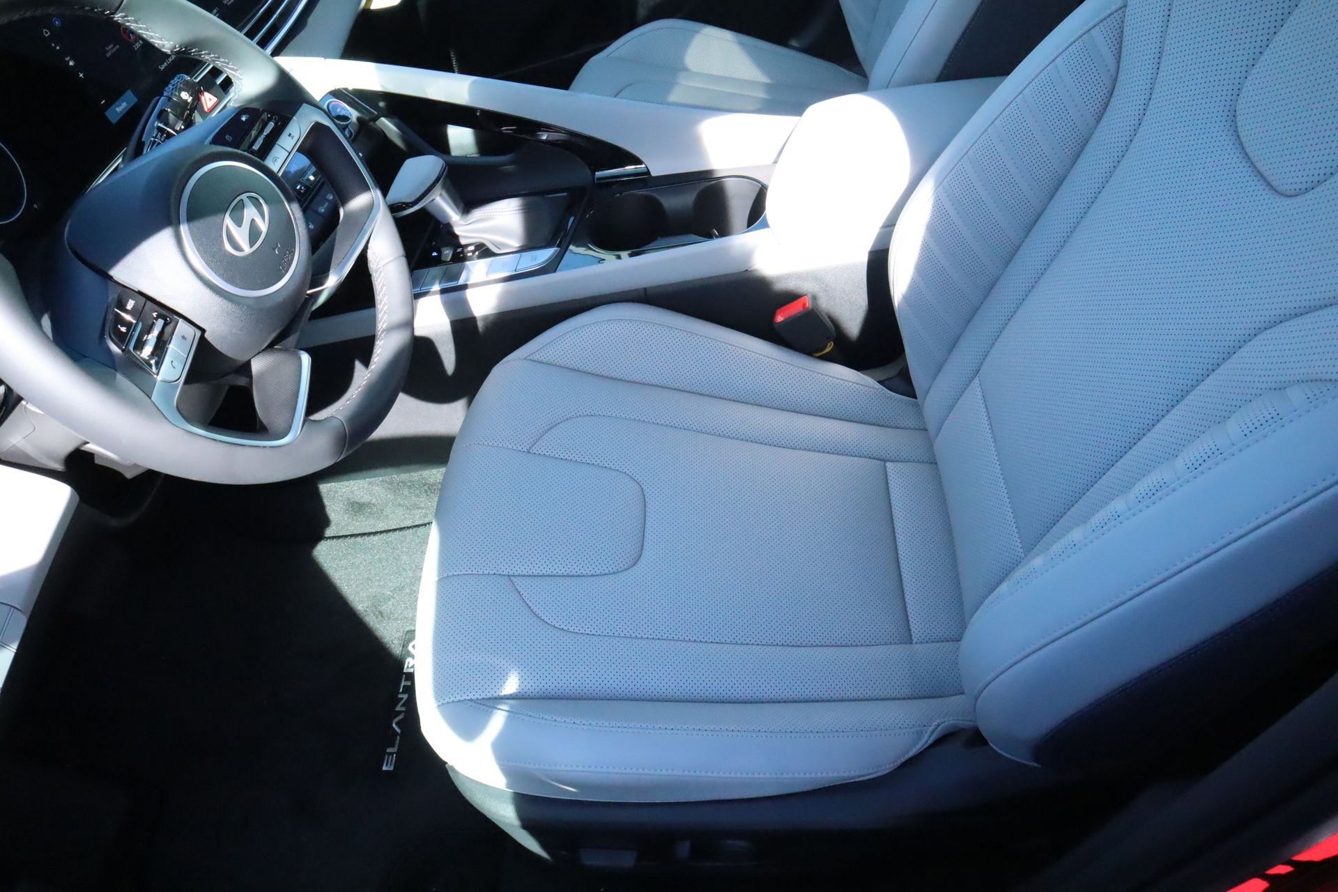 New 2025 Hyundai Elantra Limited image 18