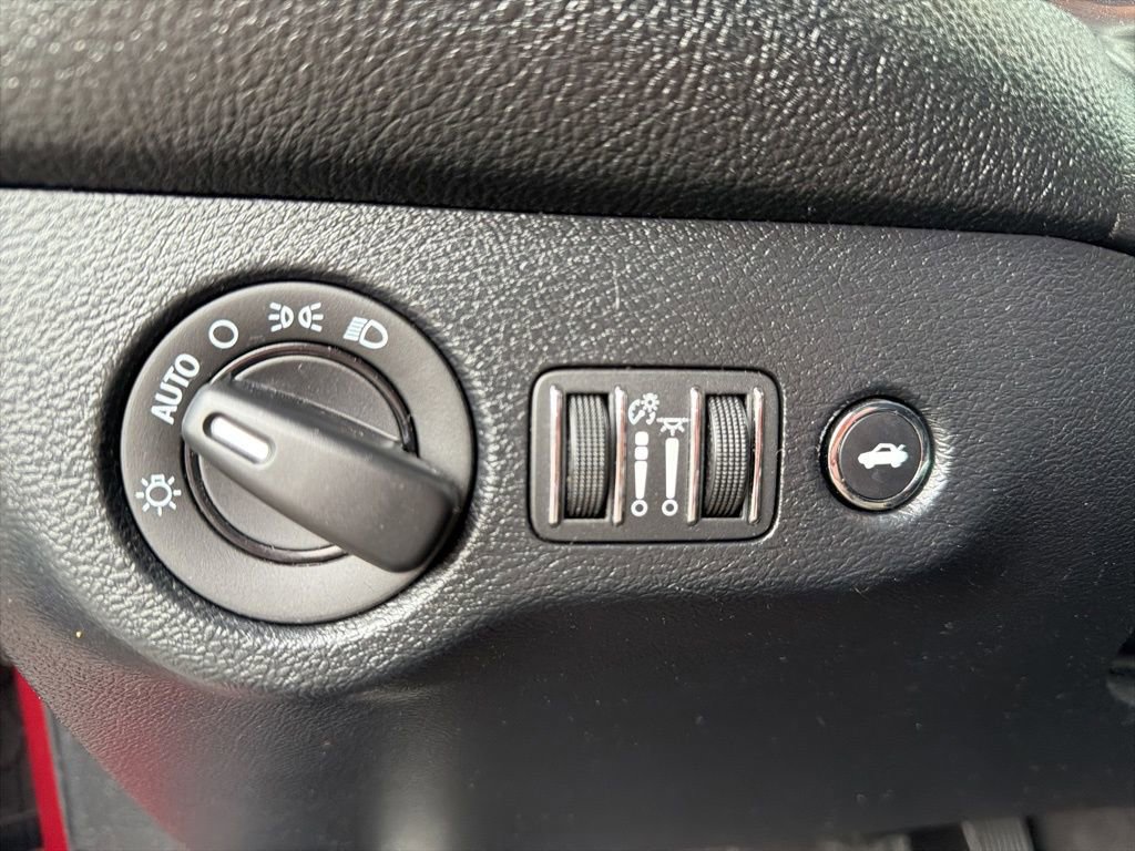 Used 2018 Dodge Challenger SXT image 32