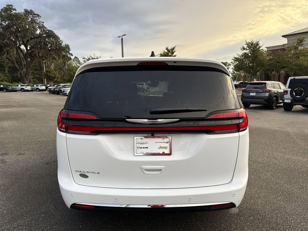 New 2026 Chrysler Pacifica Select image 4