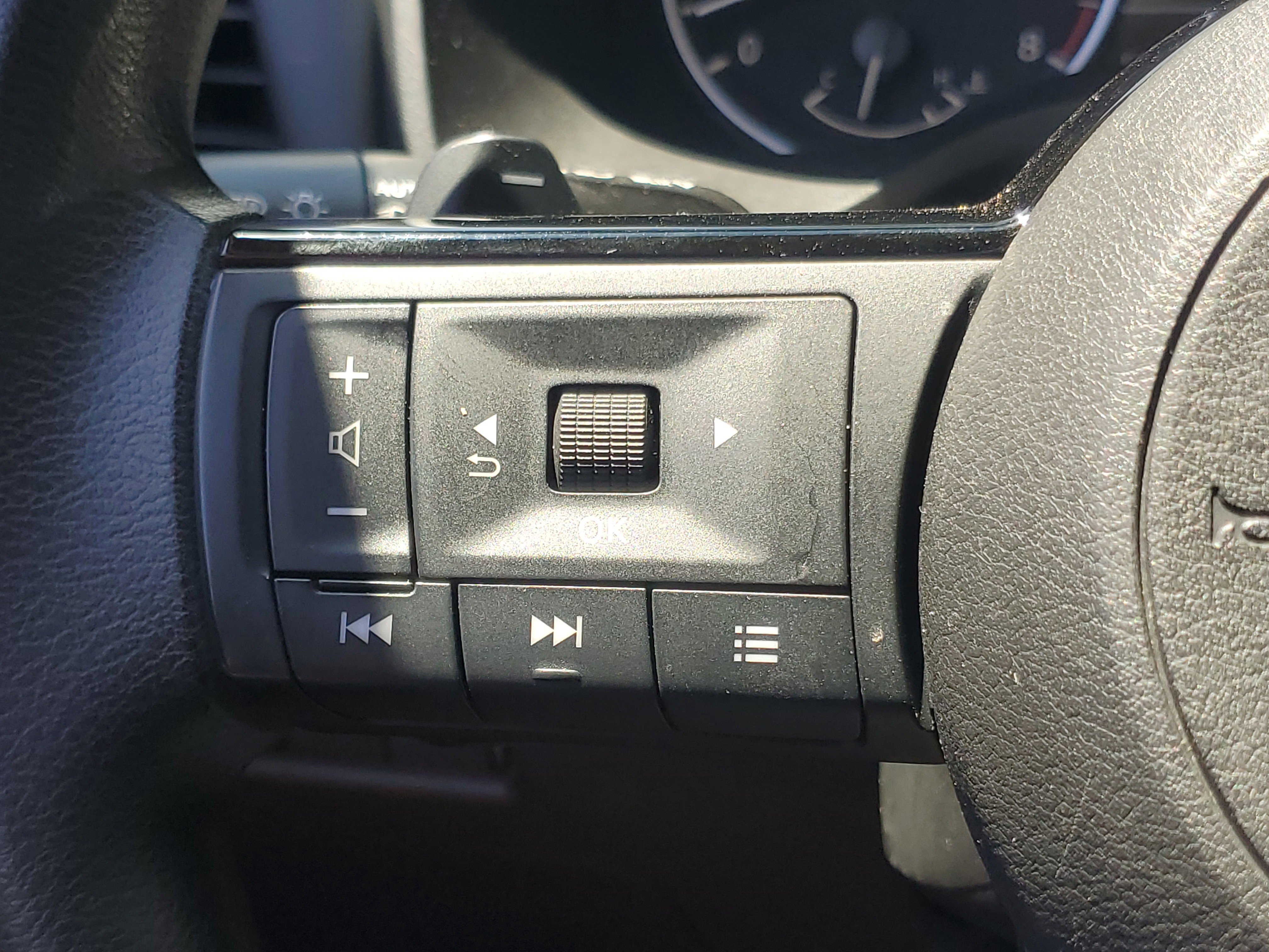 Used 2023 Nissan Rogue SV FWD image 18