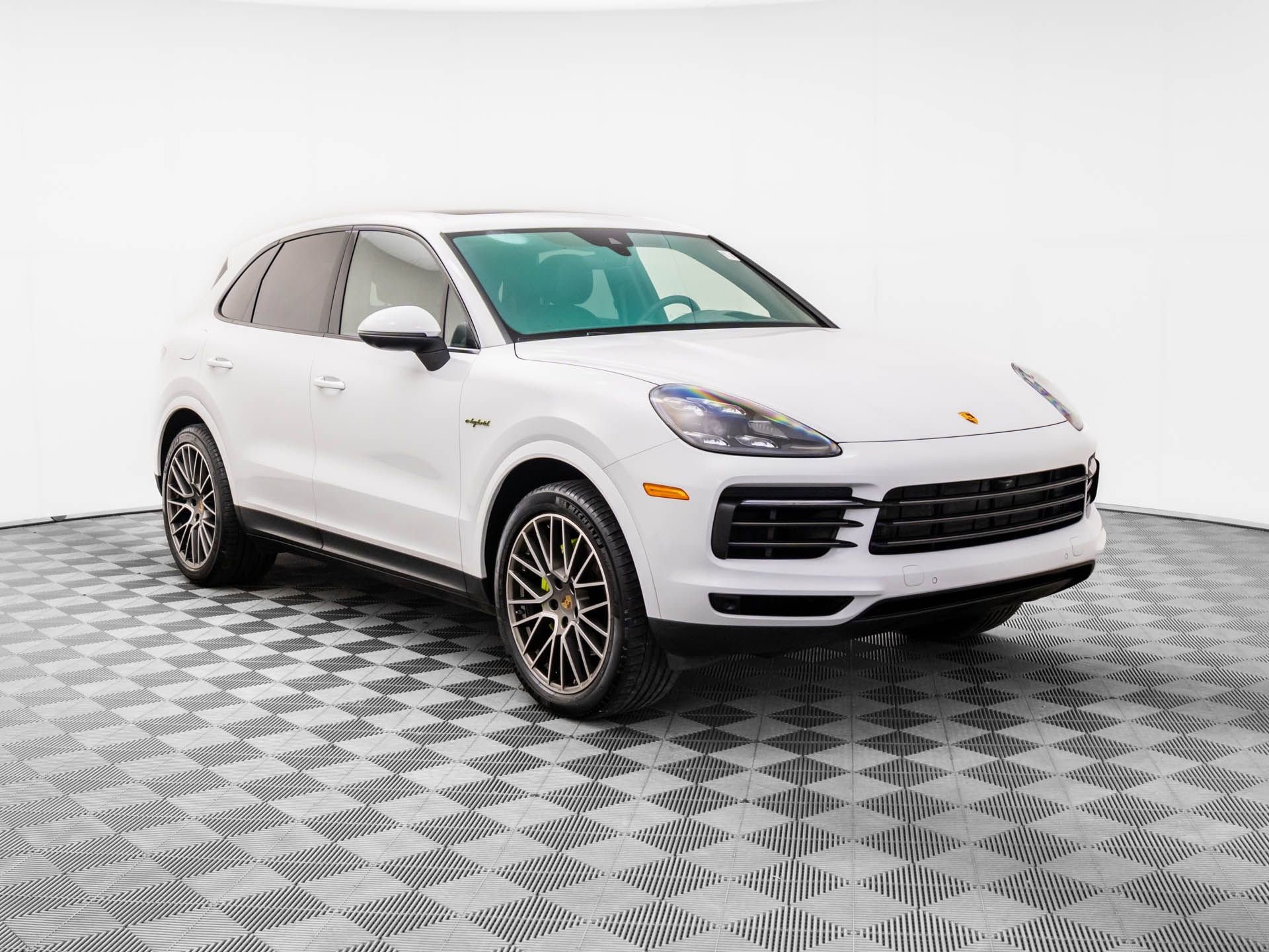 Certified 2022 Porsche Cayenne Platinum Edition image 6