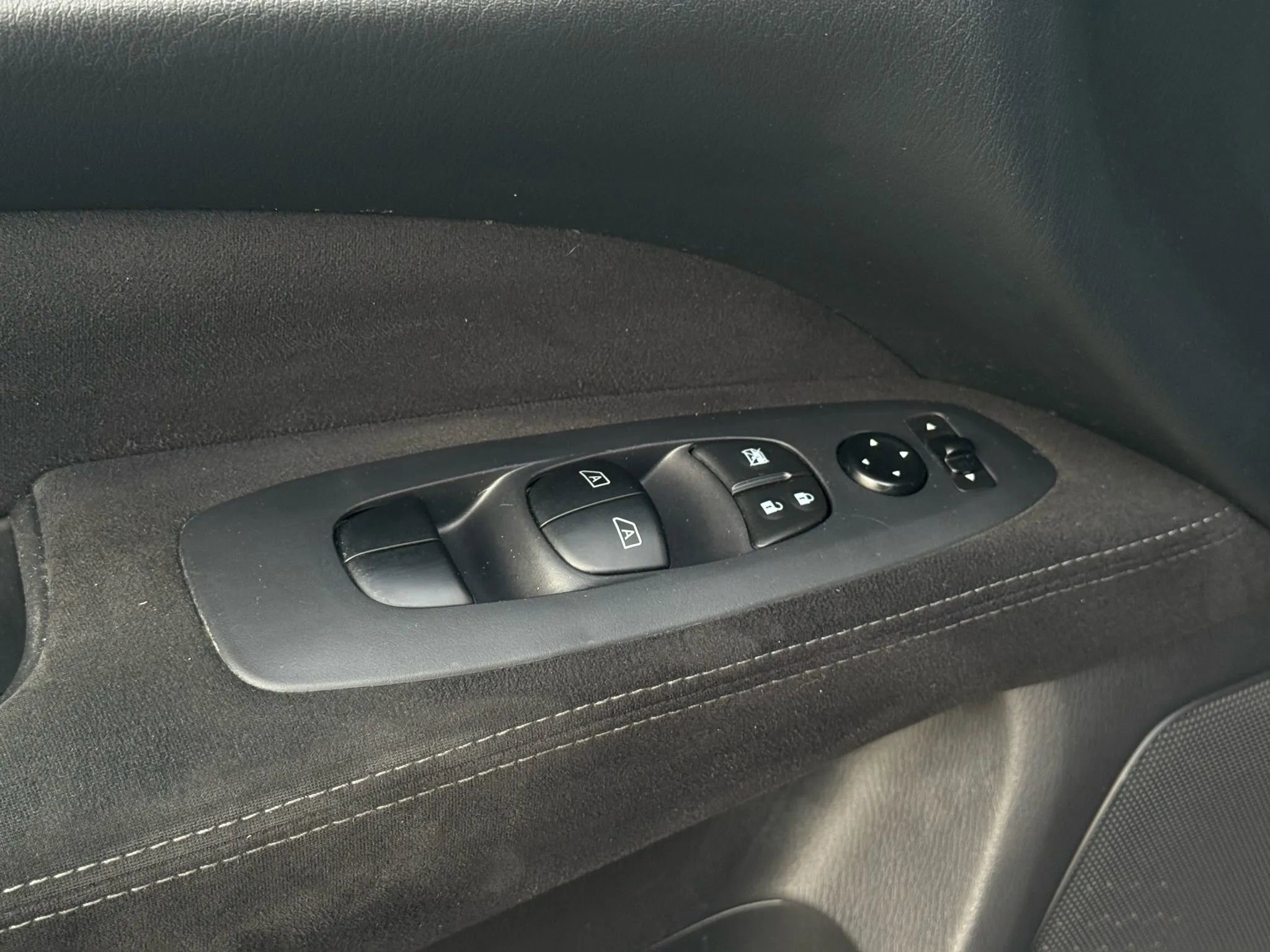 Used 2016 Nissan Pathfinder SV image 18