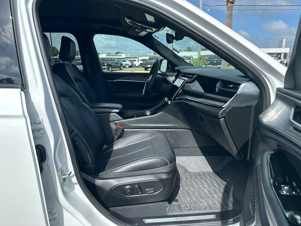 Used 2023 Jeep Grand Cherokee Overland AWD/4WD image 18