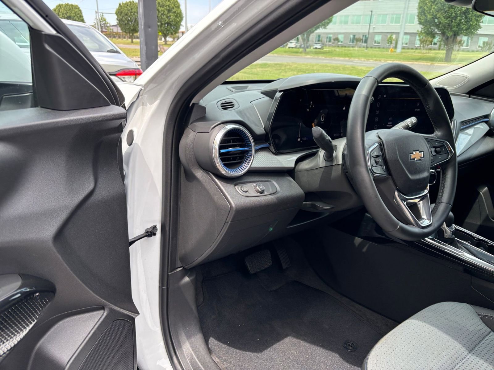 Used 2025 Chevrolet Trax LT w/ LT Convenience Package FWD image 33