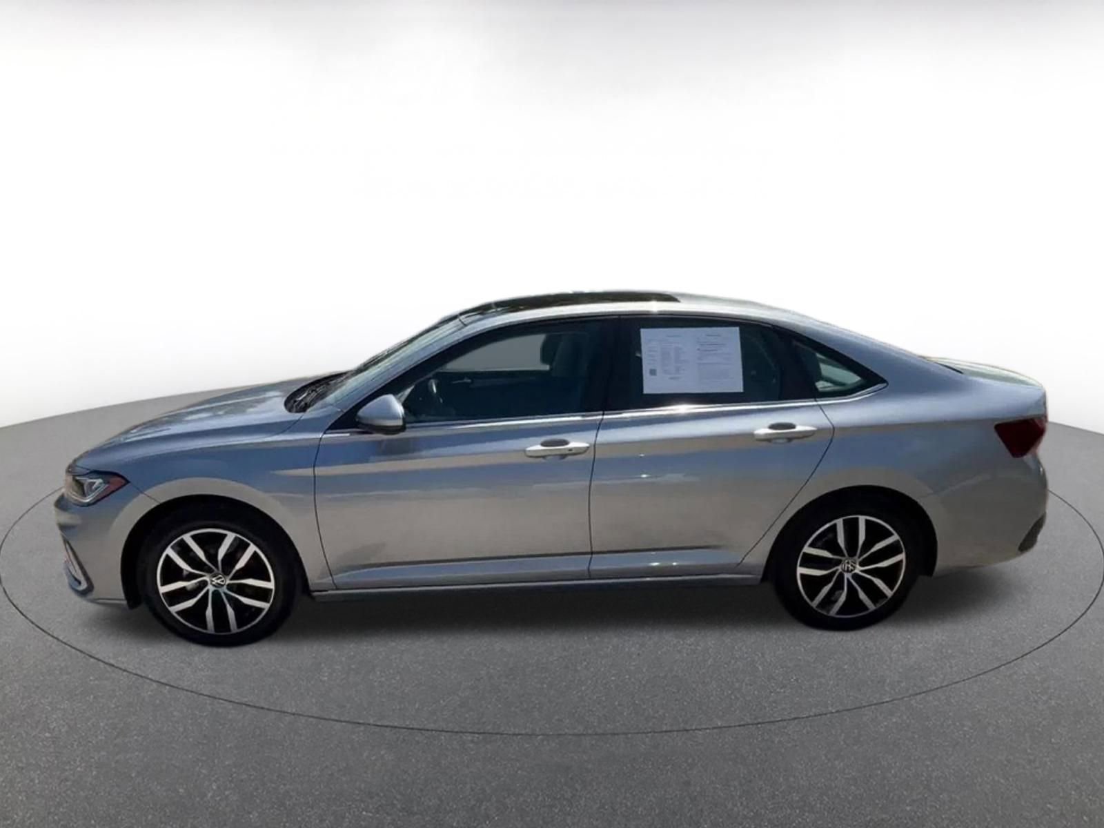 Used 2025 Volkswagen Jetta SE image 9