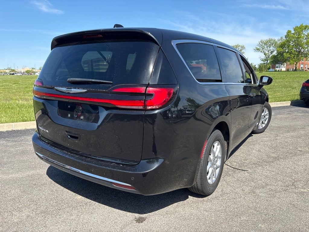 Used 2023 Chrysler Pacifica Touring-L FWD image 10