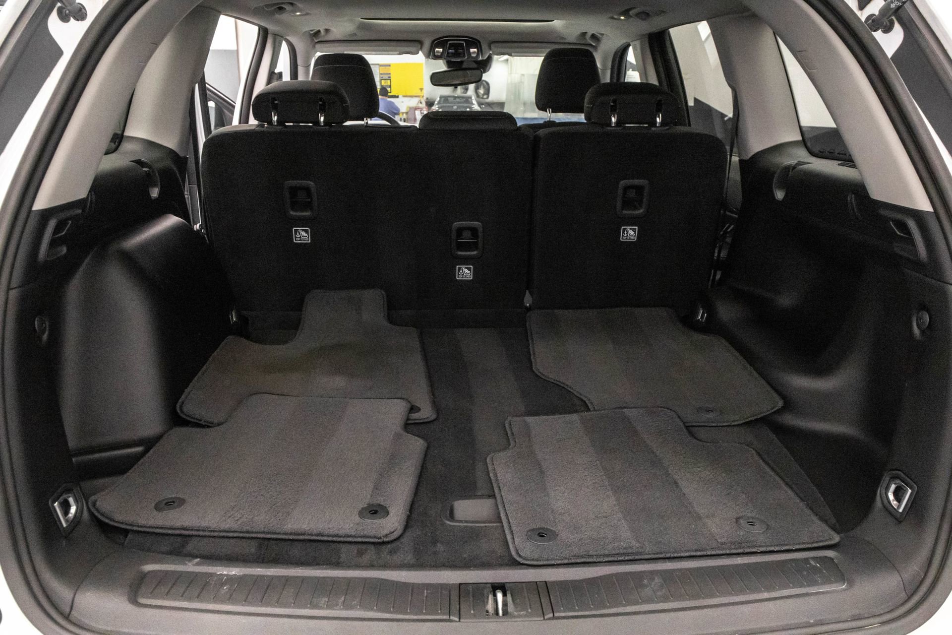 Used 2023 Jeep Grand Cherokee Laredo X image 33