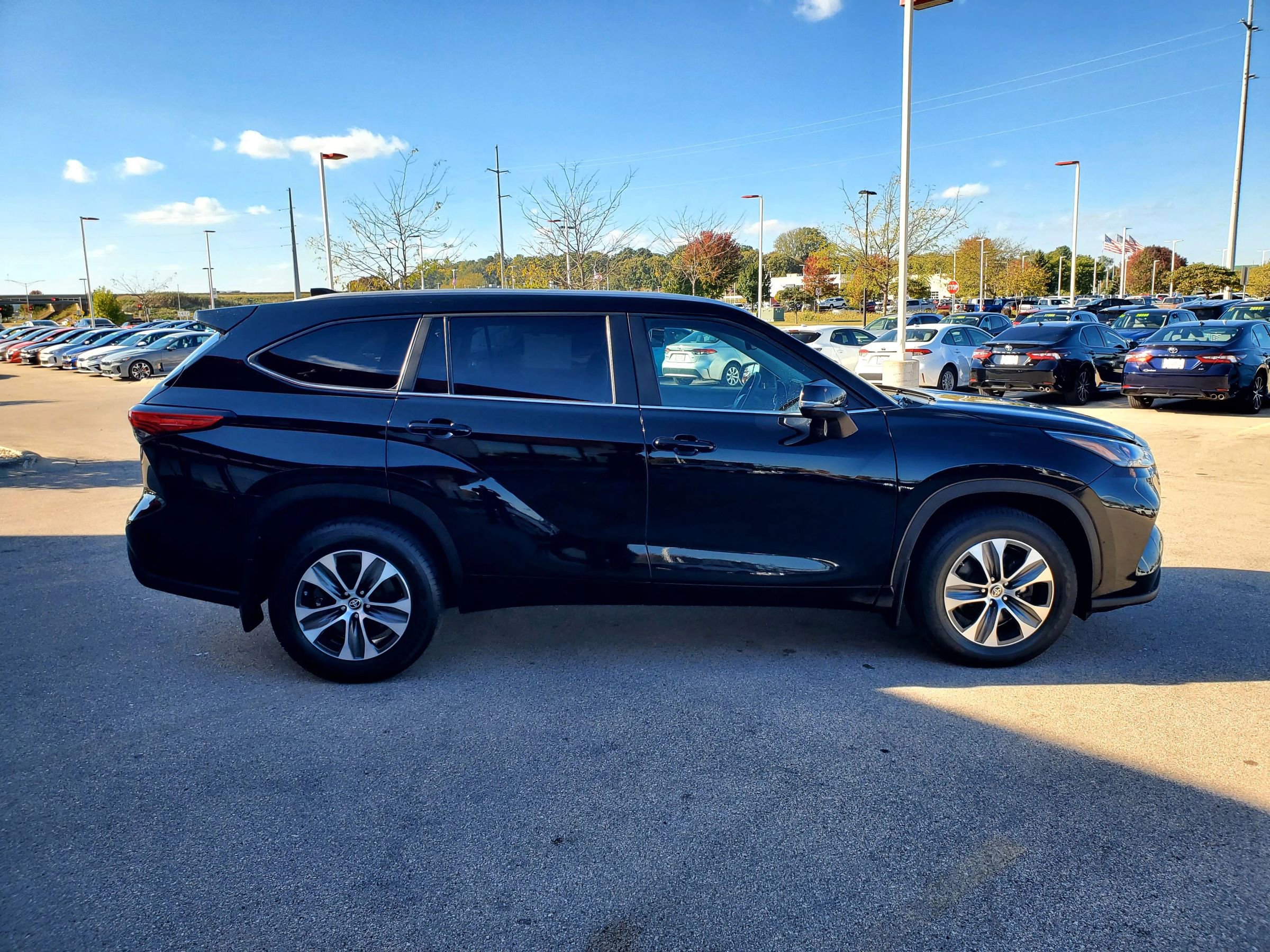 Used 2023 Toyota Highlander XLE image 4