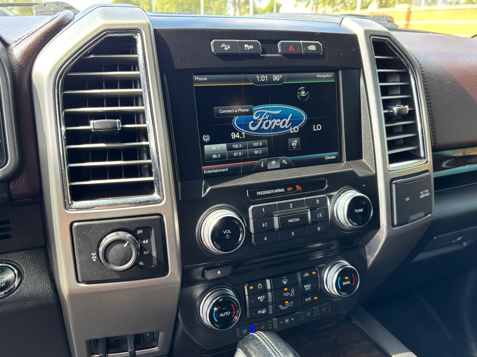 Used 2015 Ford F150 Platinum w/ Equipment Group 701A Luxury AWD/4WD image 14