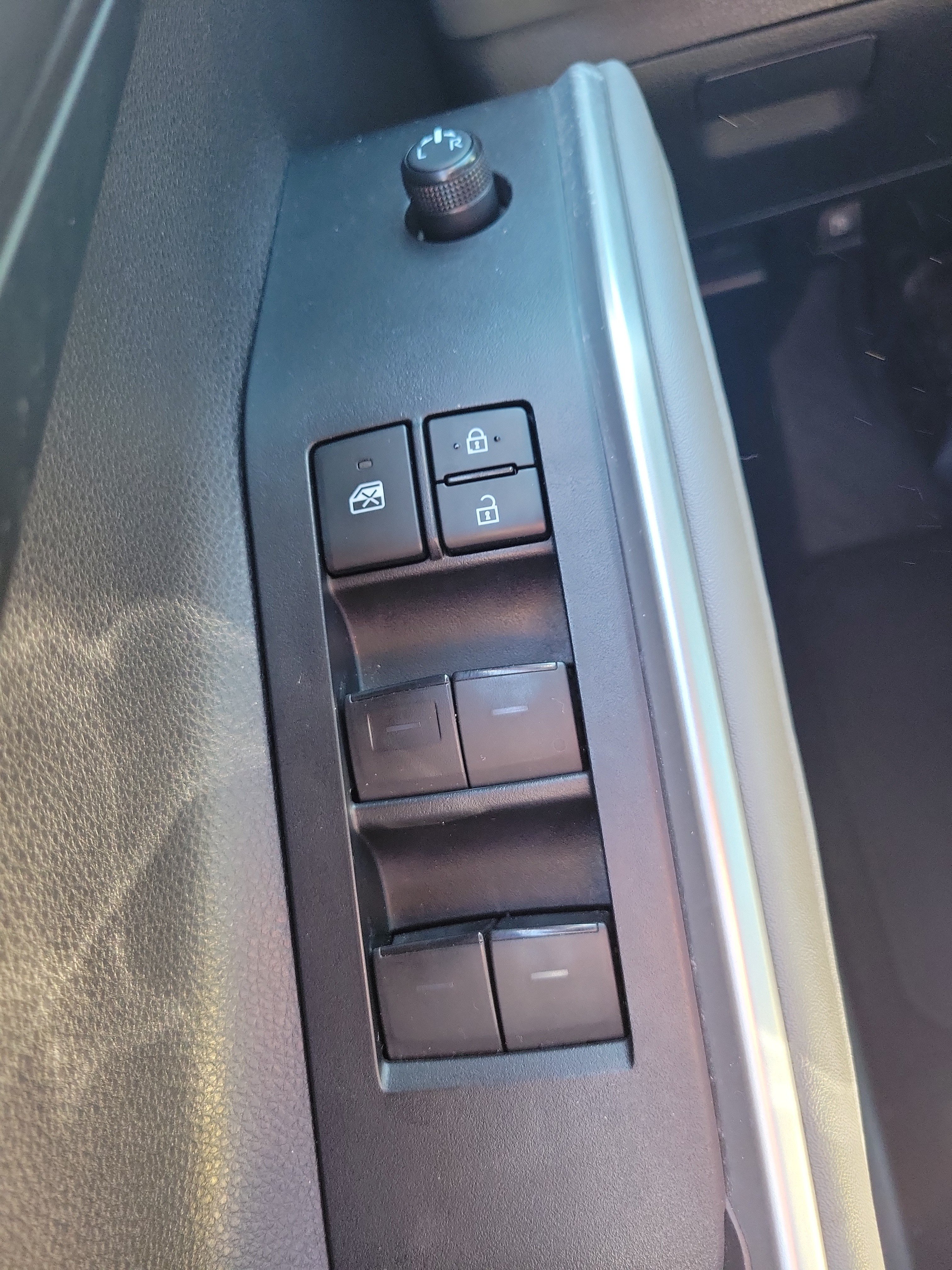 Used 2020 Toyota Highlander LE FWD image 23