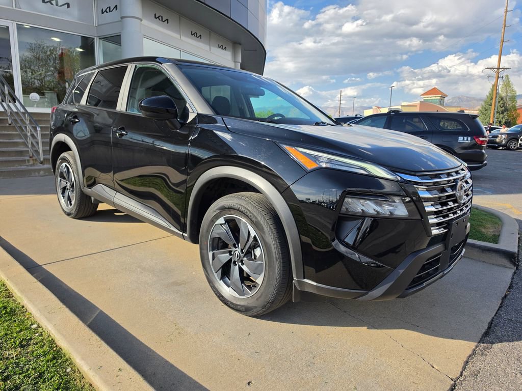 Used 2025 Nissan Rogue SV image 3