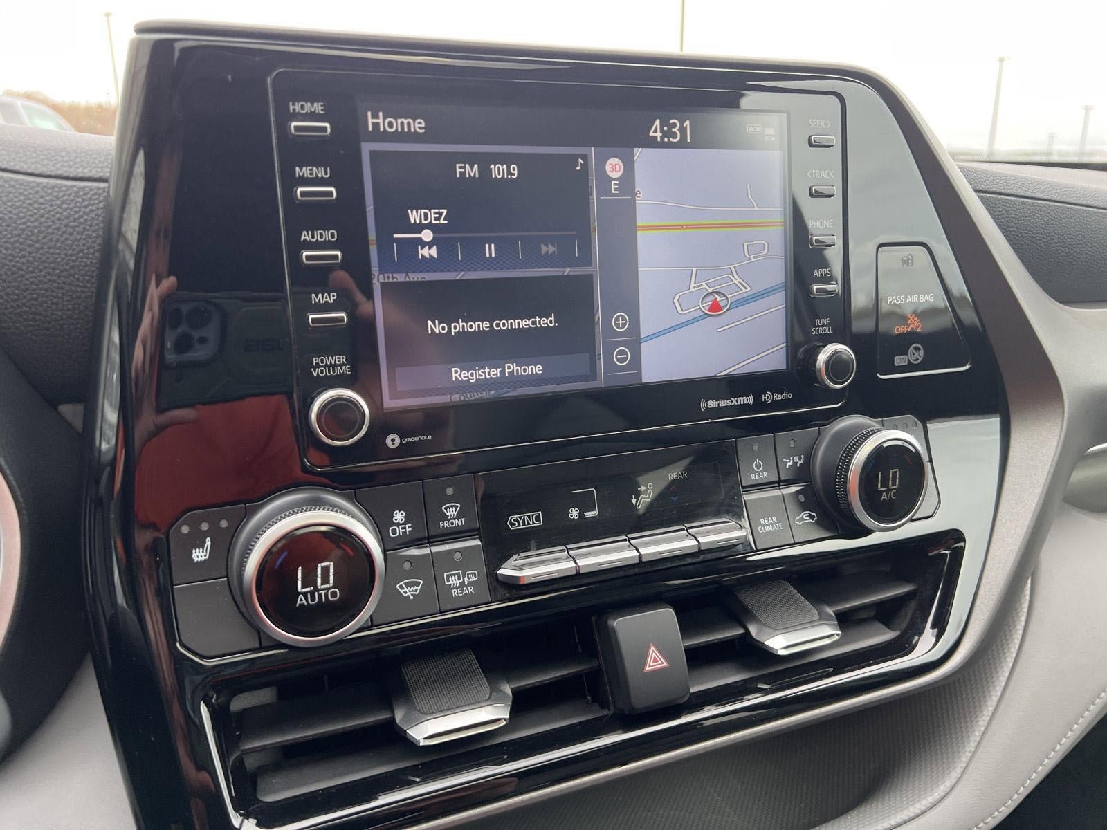 Used 2020 Toyota Highlander XLE AWD/4WD image 19