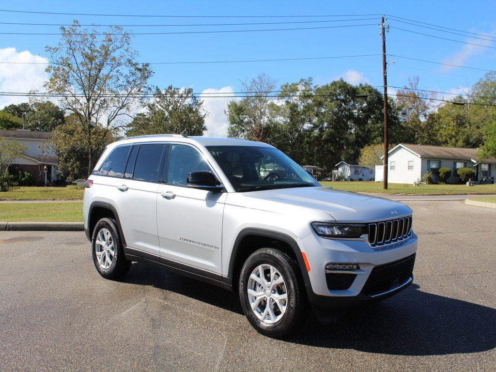 Used 2023 Jeep Grand Cherokee Limited image 2